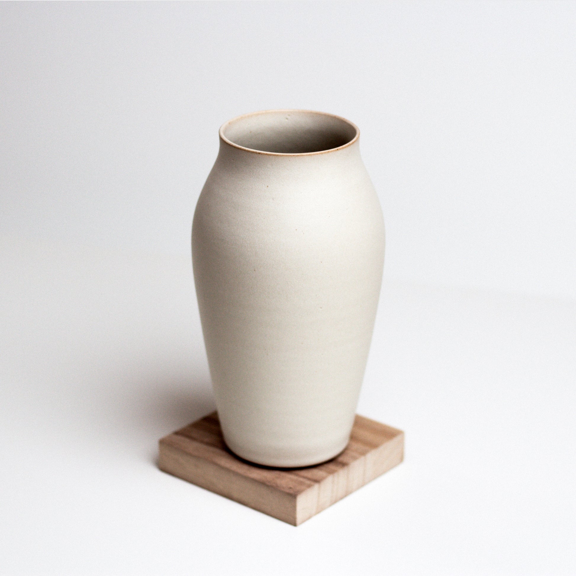 Vinh Truong | Stem Vase | Linen