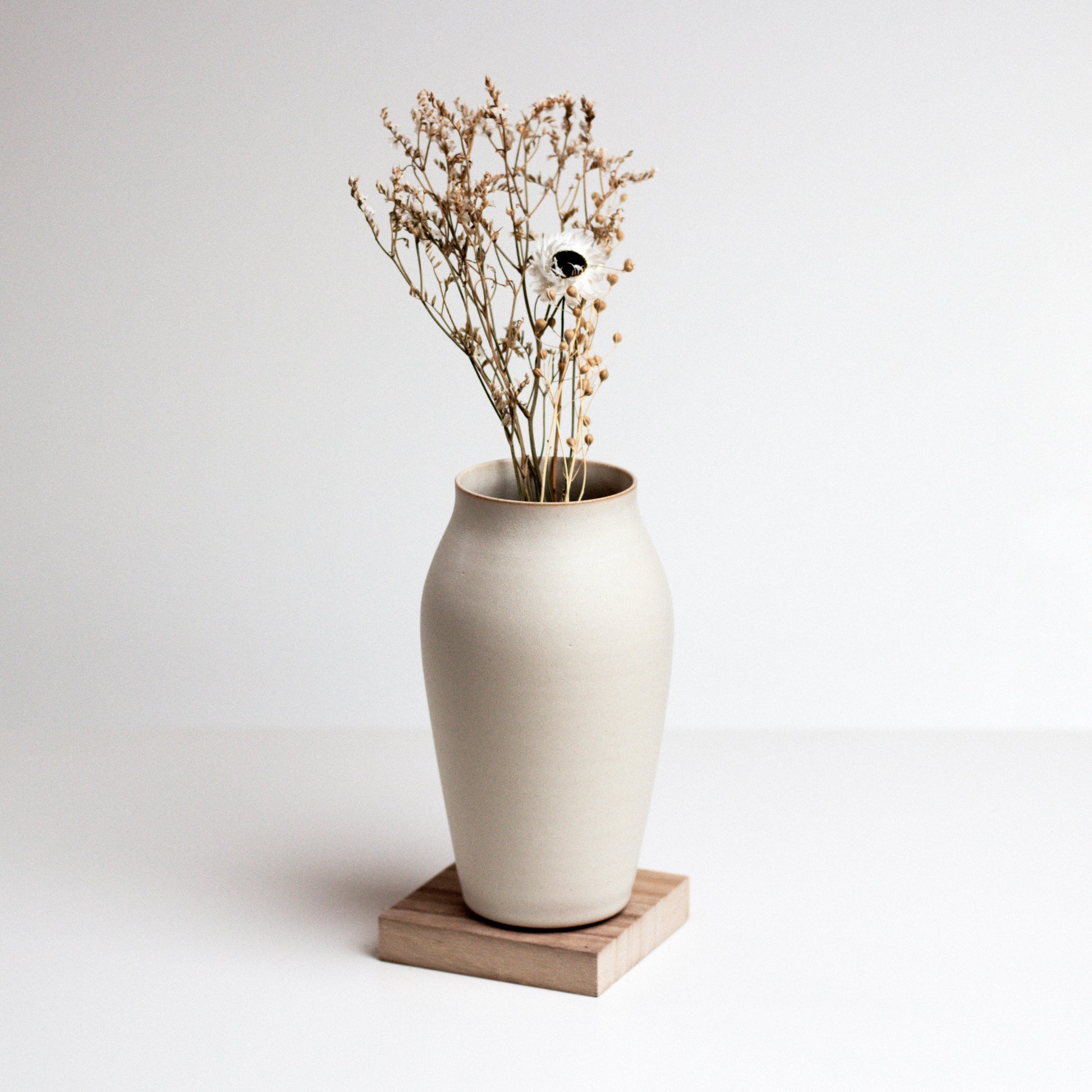 Vinh Truong | Stem Vase | Linen