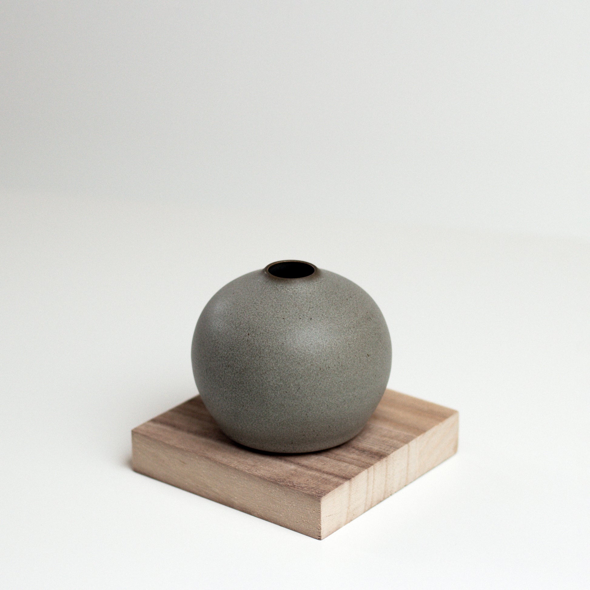 Vinh Truong | Bud Vase | Pebble Grey