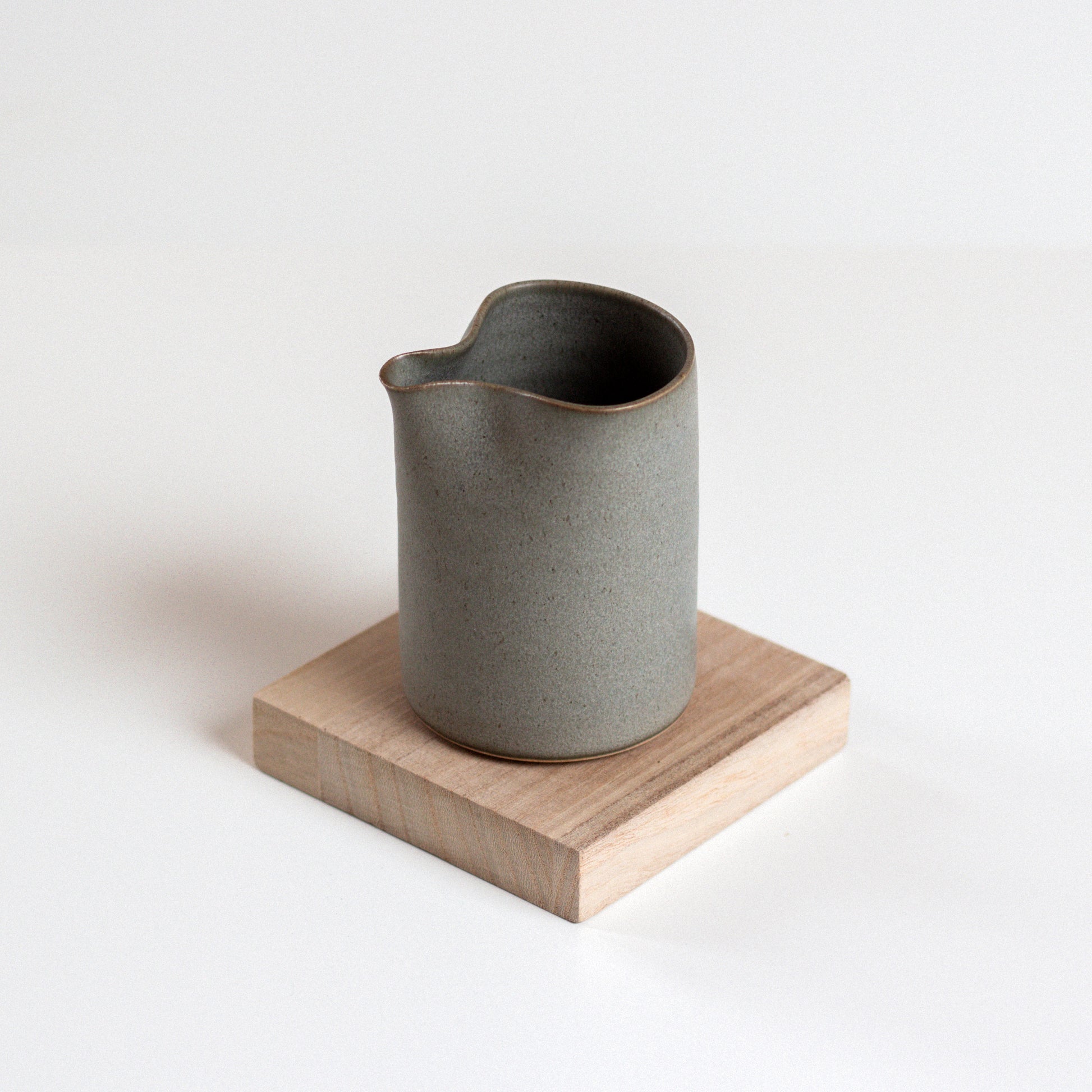 Vinh Truong | Pourer | Pebble Grey
