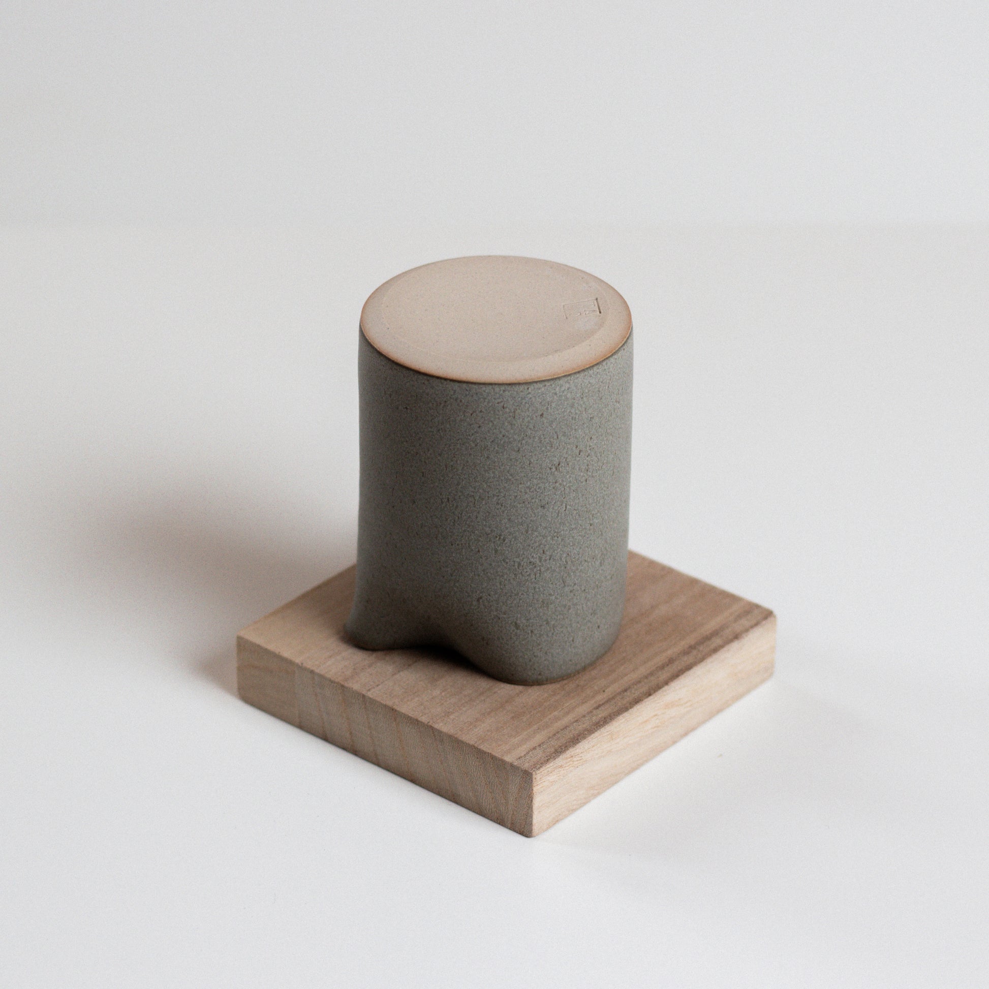 Vinh Truong | Pourer | Pebble Grey