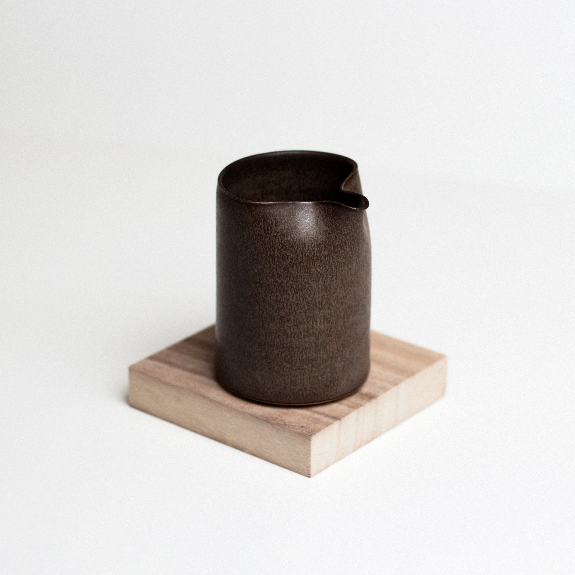 Vinh Truong | Pourer | Umber Brown