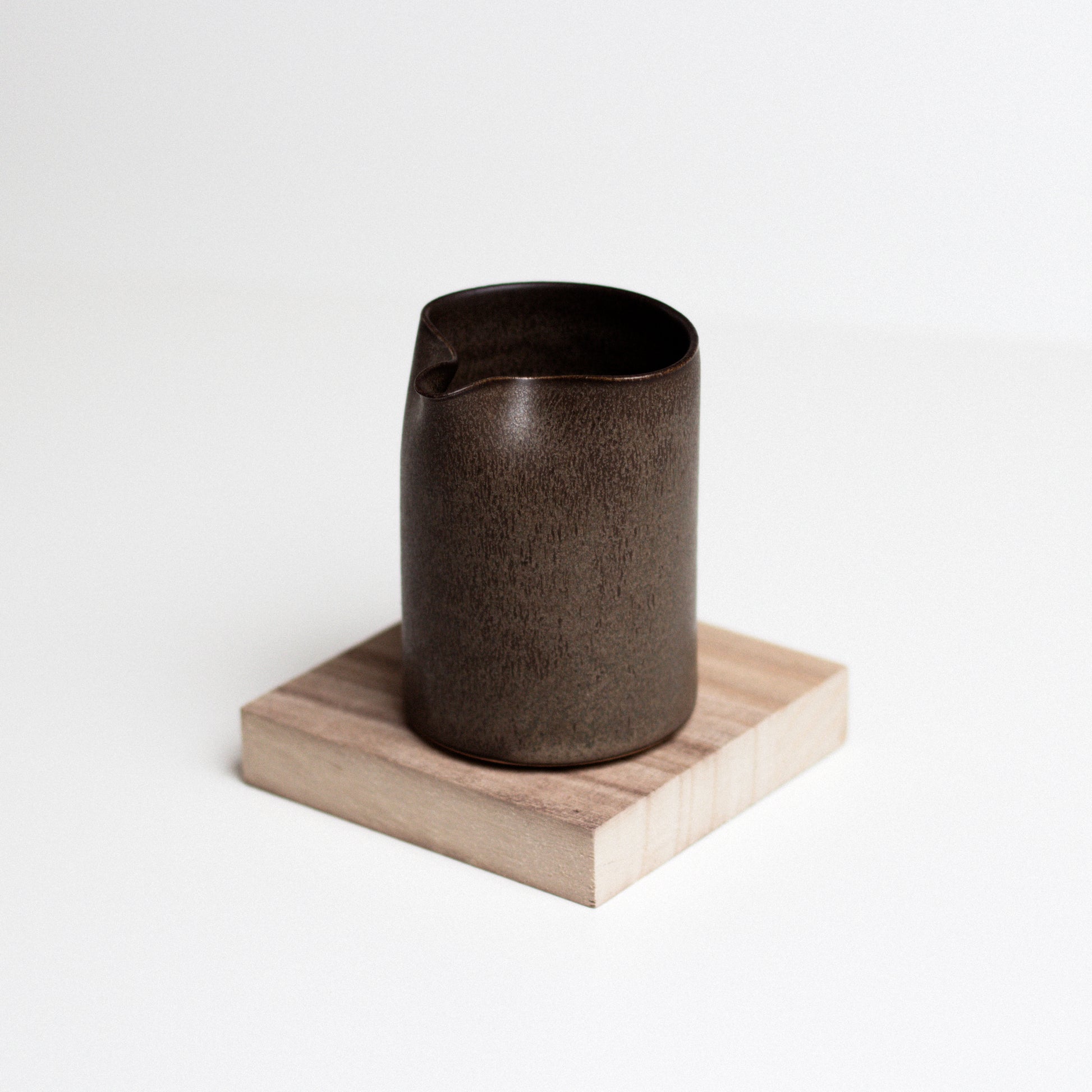 Vinh Truong | Pourer | Umber Brown