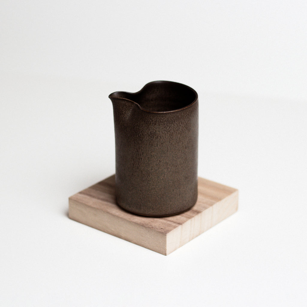 Vinh Truong | Pourer | Umber Brown