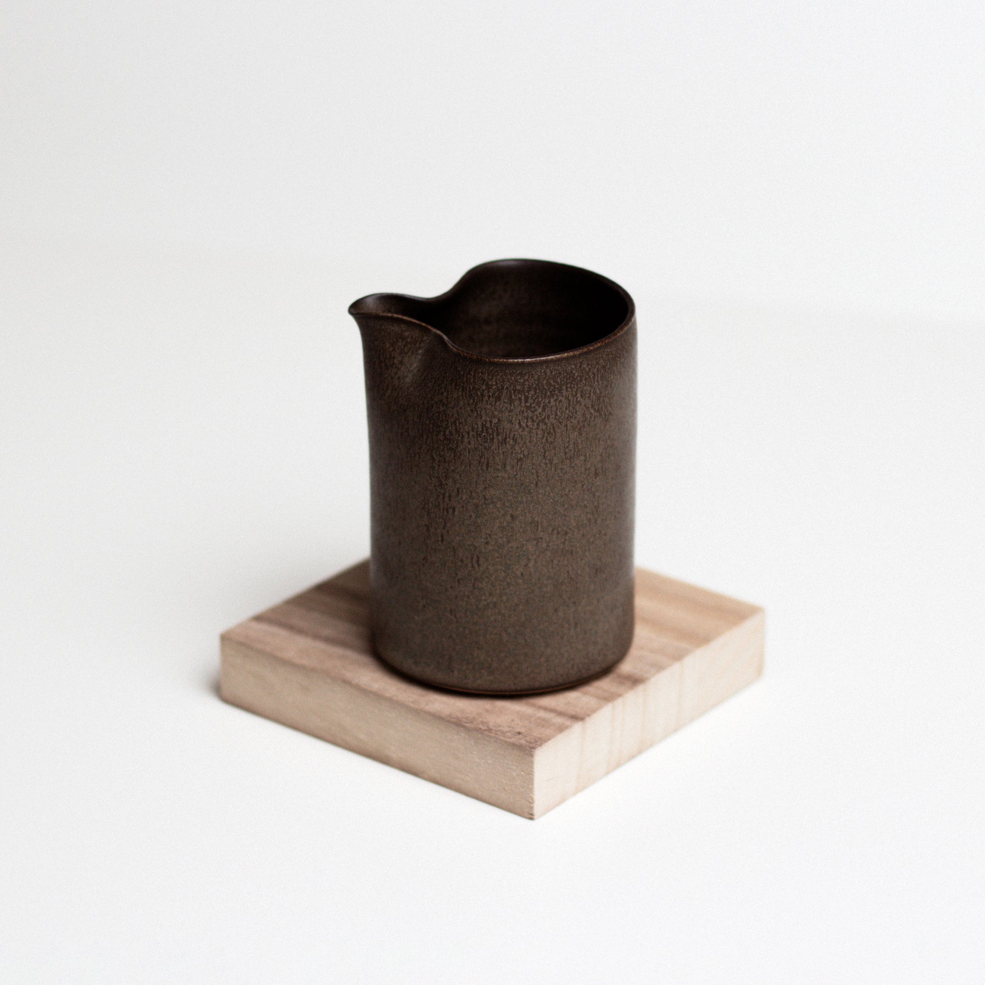 Vinh Truong | Pourer | Umber Brown
