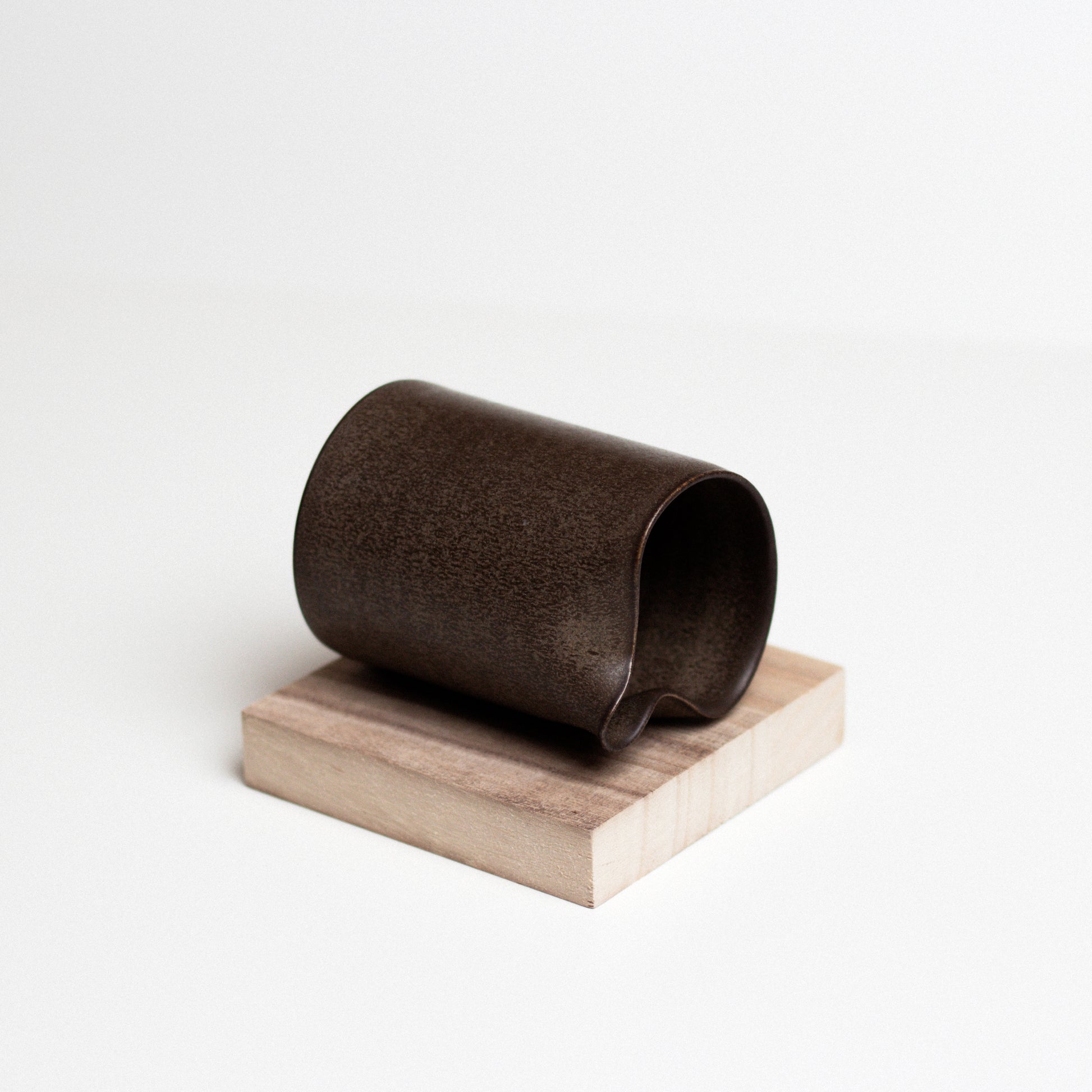 Vinh Truong | Pourer | Umber Brown