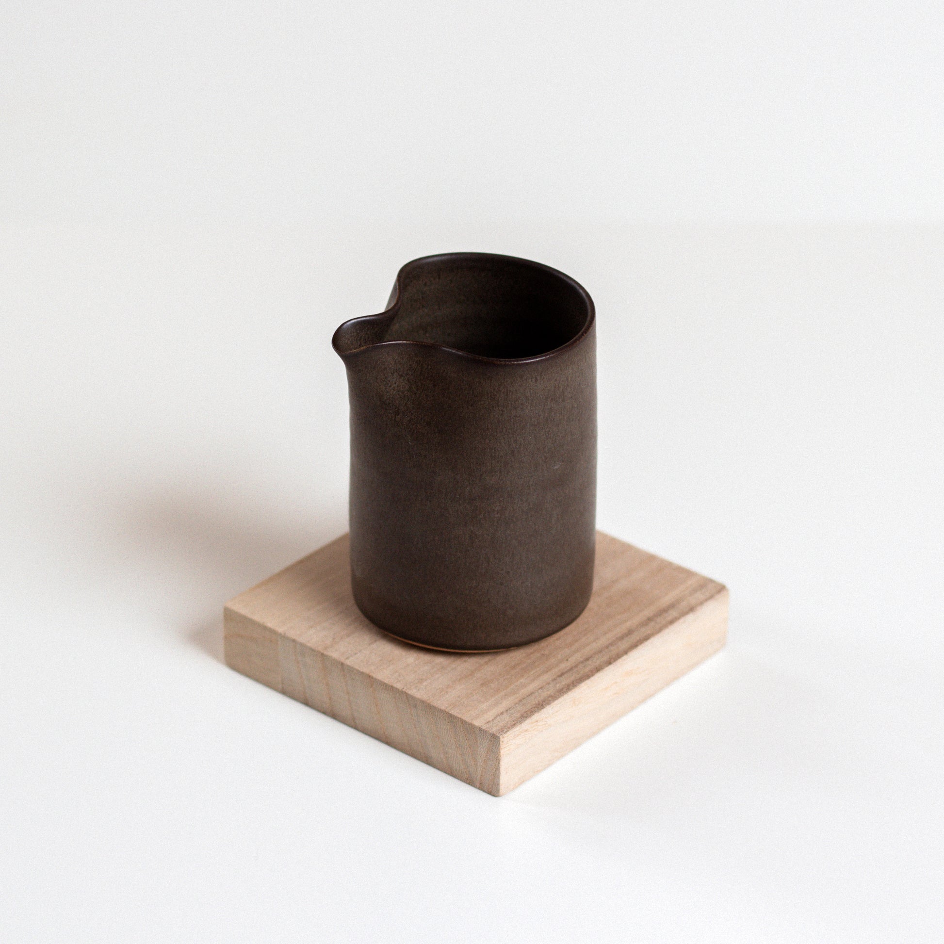 Vinh Truong | Pourer | Umber Brown